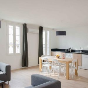 grande cuisine et salon dans colocation meublée