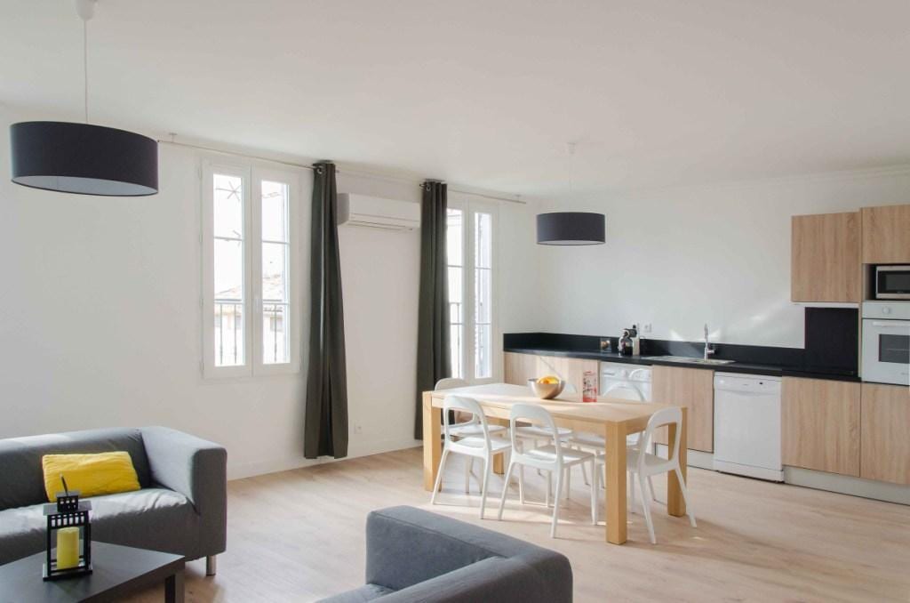 grande cuisine et salon dans colocation meublée