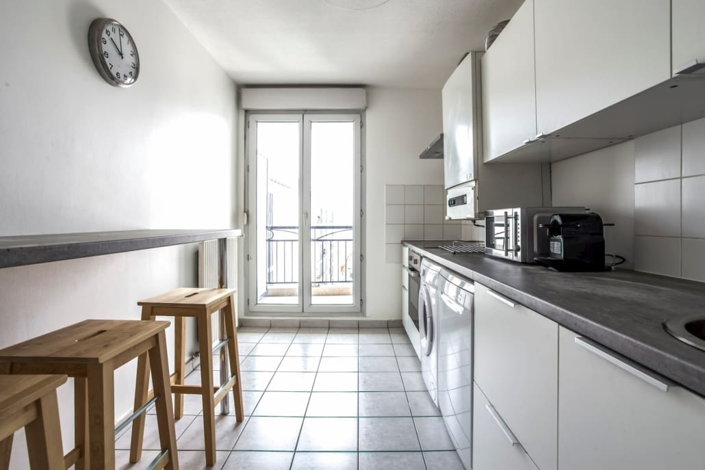 grande cuisine moderne dans une colocation meublée