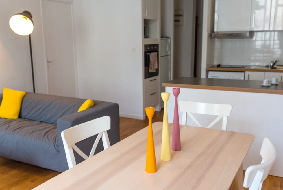 salon et cuisine dans une colocation meublée moderne