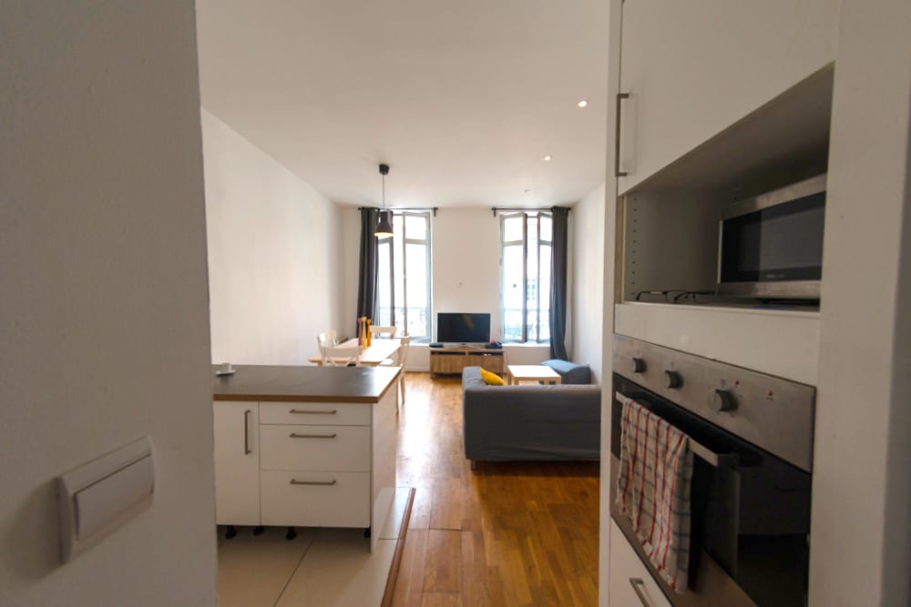 cuisine et grand salon dans appartement meublé