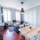 Salon d'un grand appartement en colocation équipée et moderne
