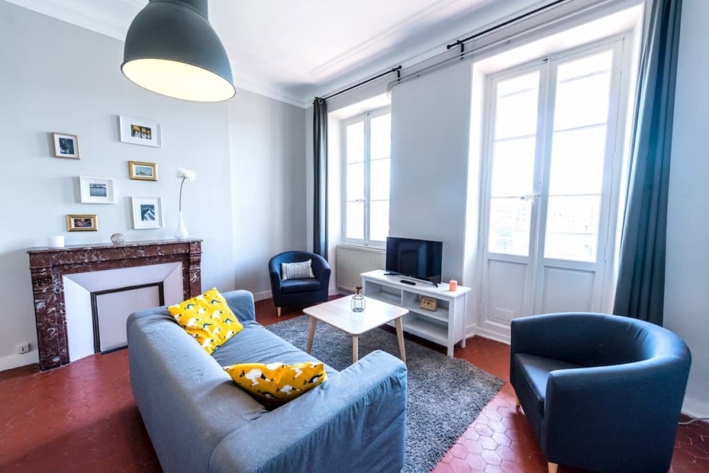 grand salon moderne d'une colocation meublée