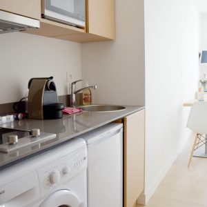 cuisine équipée dans un appartement meublé
