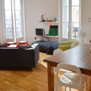 grand salon dans appartement meublé moderne et design