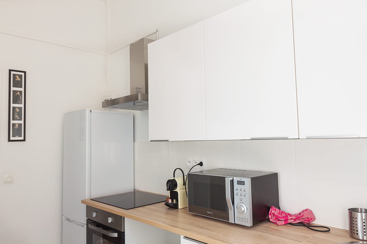 grande cuisine dans une colocation meublée moderne