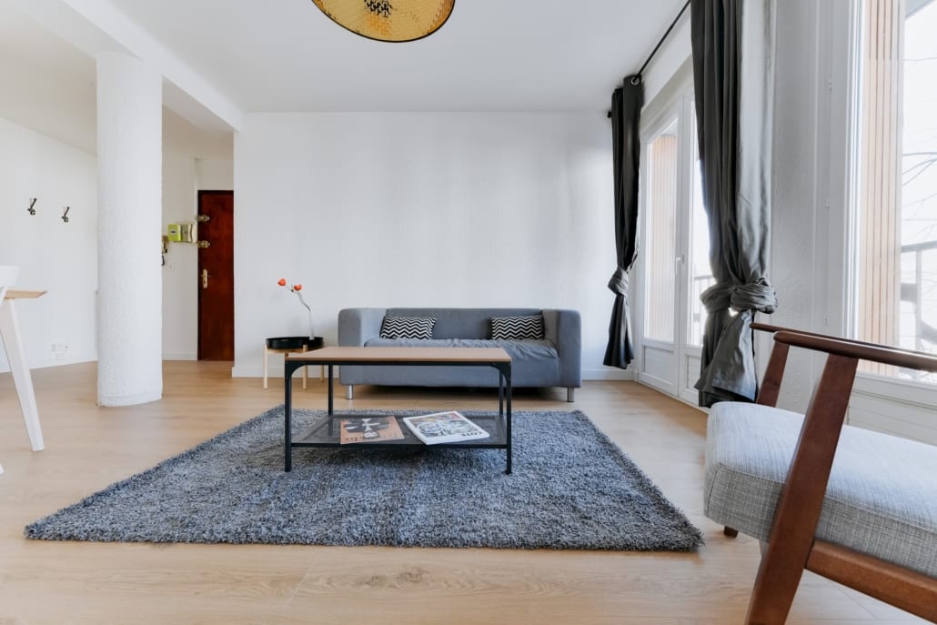 grand salon dans une colocation meublée moderne