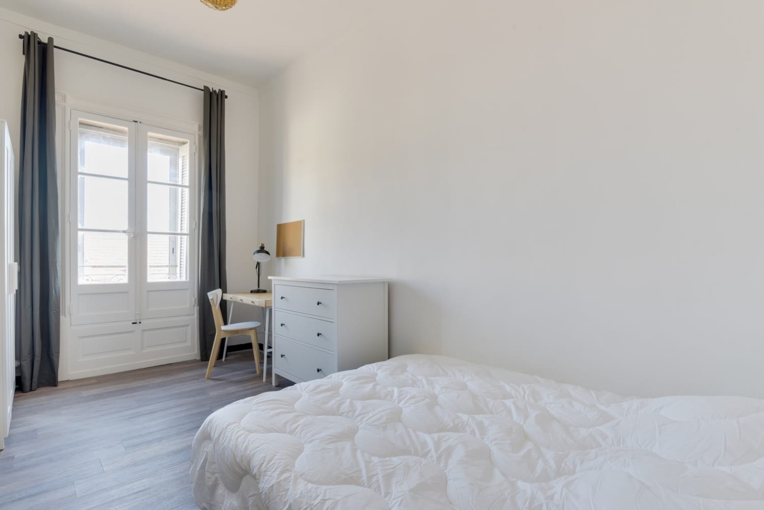 grande chambre équipée dans une colocation meublée