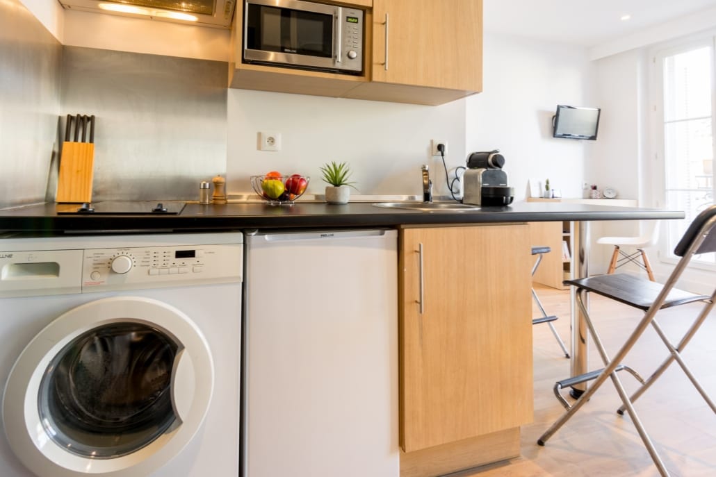cuisine équipée et moderne dans un studio meublé