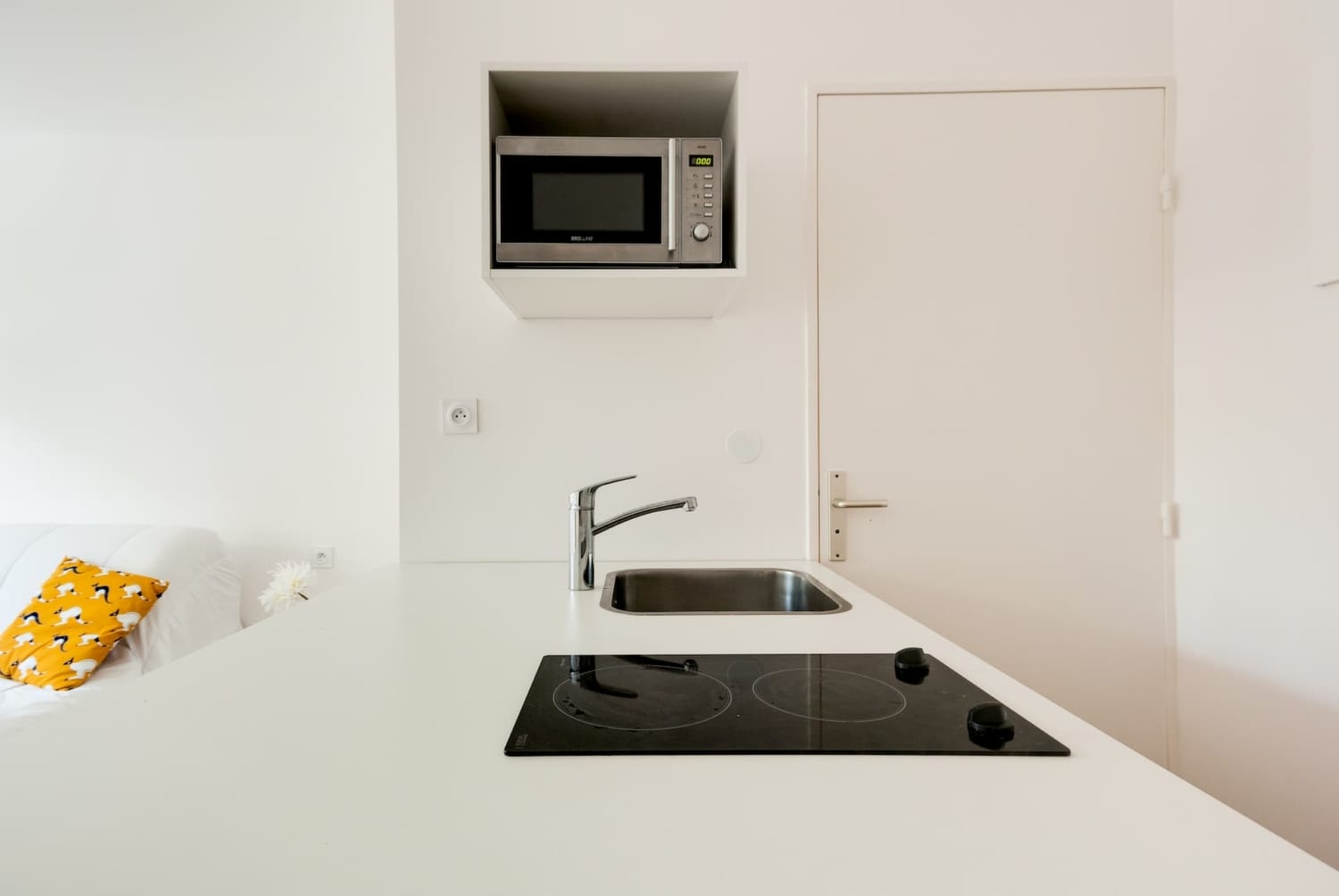 cuisine équipée dans un appartement meublé moderne