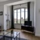 grand salon moderne dans une colocation meublée