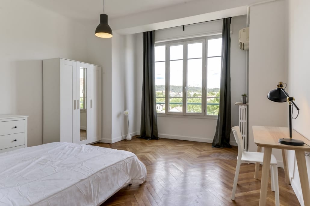 grande chambre lumineuse dans une colocation meublée