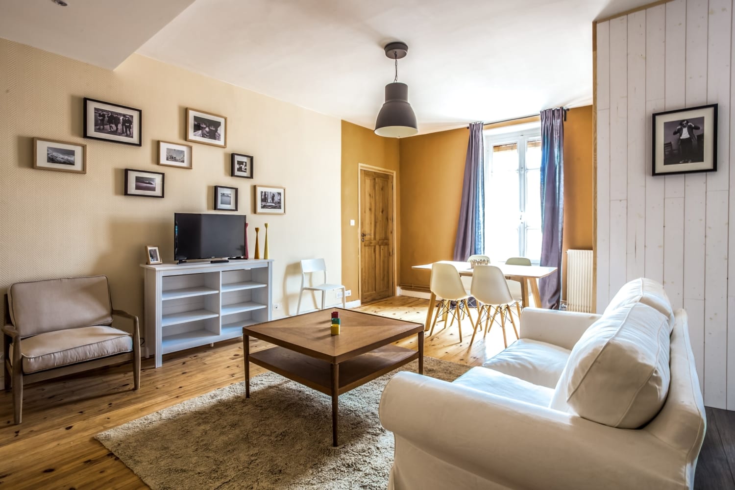 grand salon équipé dans une colocation meublée