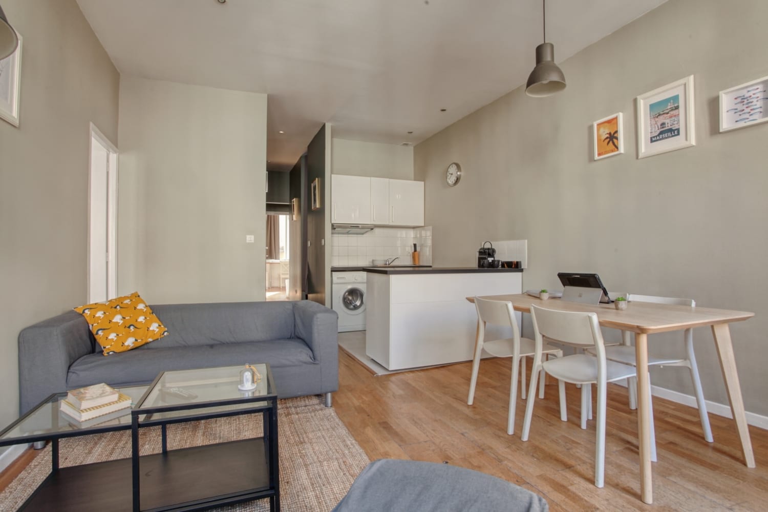 salon d'un grand appartement meublé design