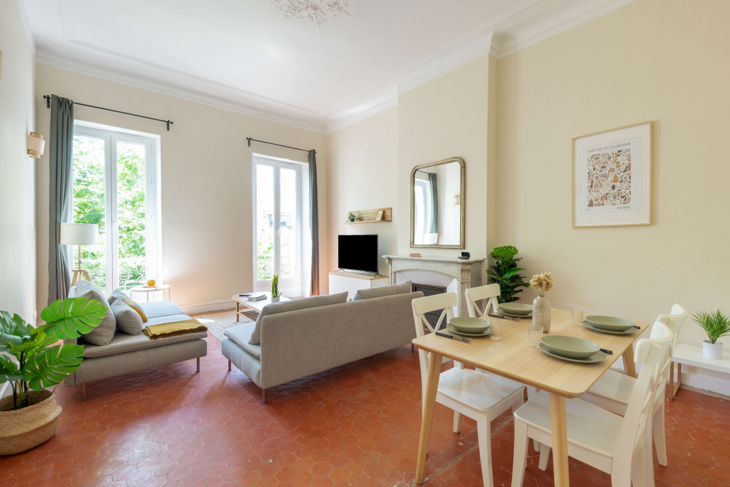 Salon meublée avec une table à manger à Marseille Castellane