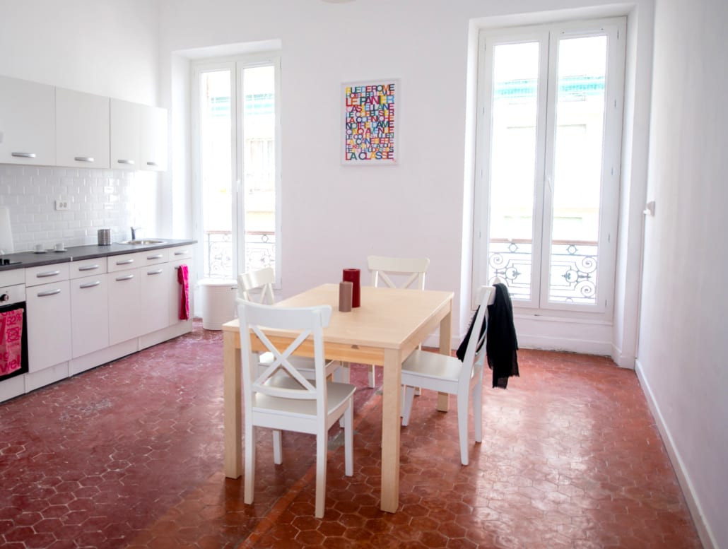 grande salle à manger dans une colocation meublée