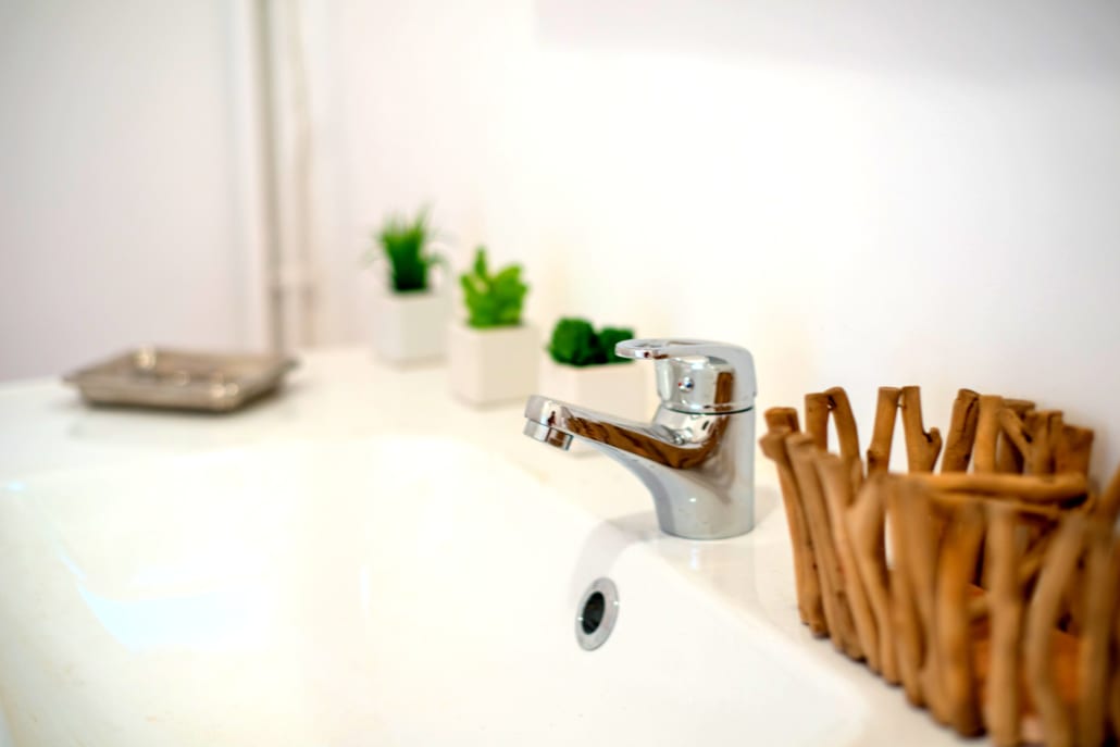 évier d'une salle de bain dans une colocation meublée