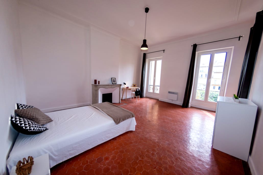grande chambre dans une colocation meublée