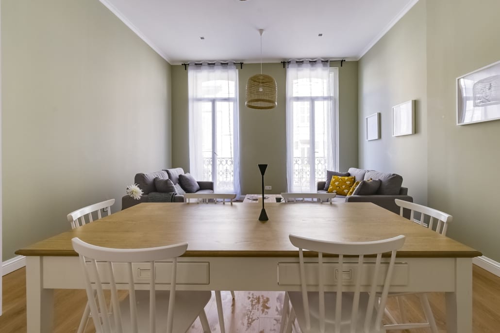 grand salon dans une colocation meublée moderne