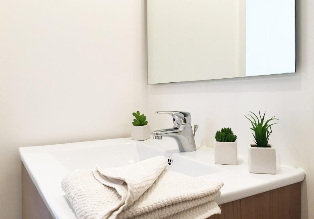 salle de bain moderne dans un studio meublé