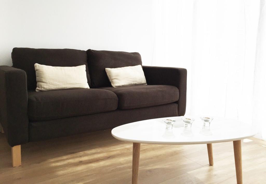 canapé et table basse dans un studio meublé moderne
