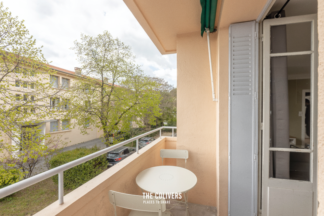 Petit balcon avec table
