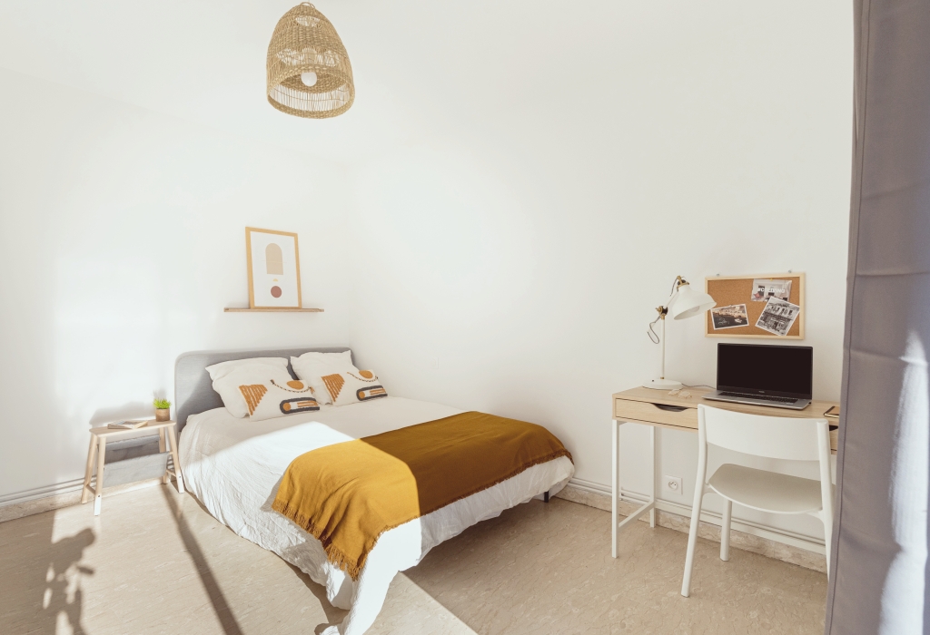 Chambre lumineuse avec un lit double en colocation