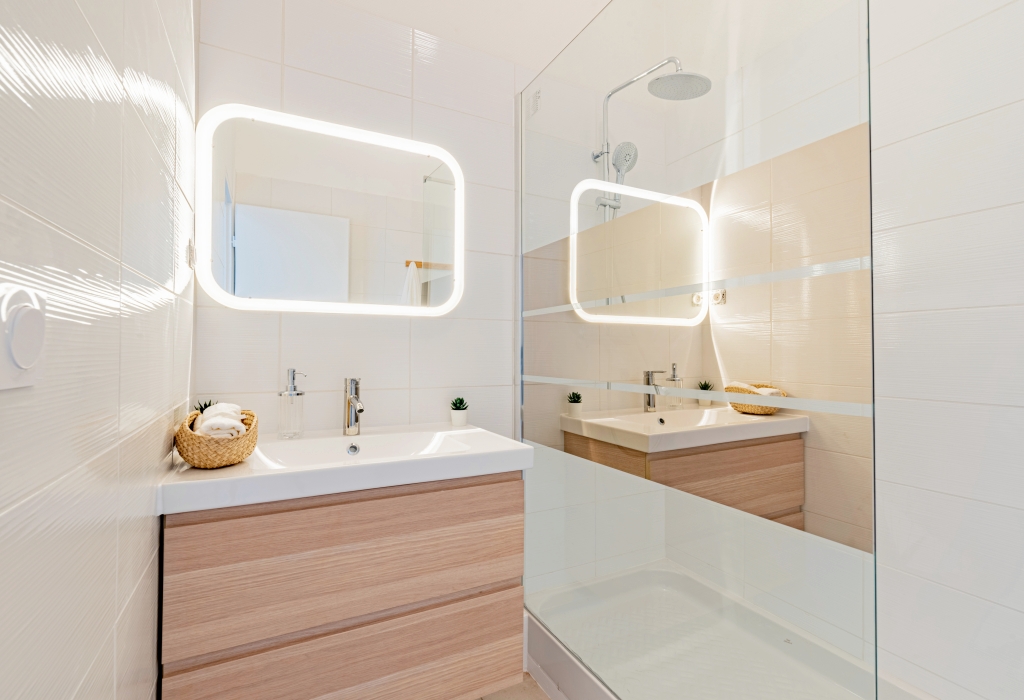 Salle de bain pratique avec une douche tropicale en coliving à Montpellier