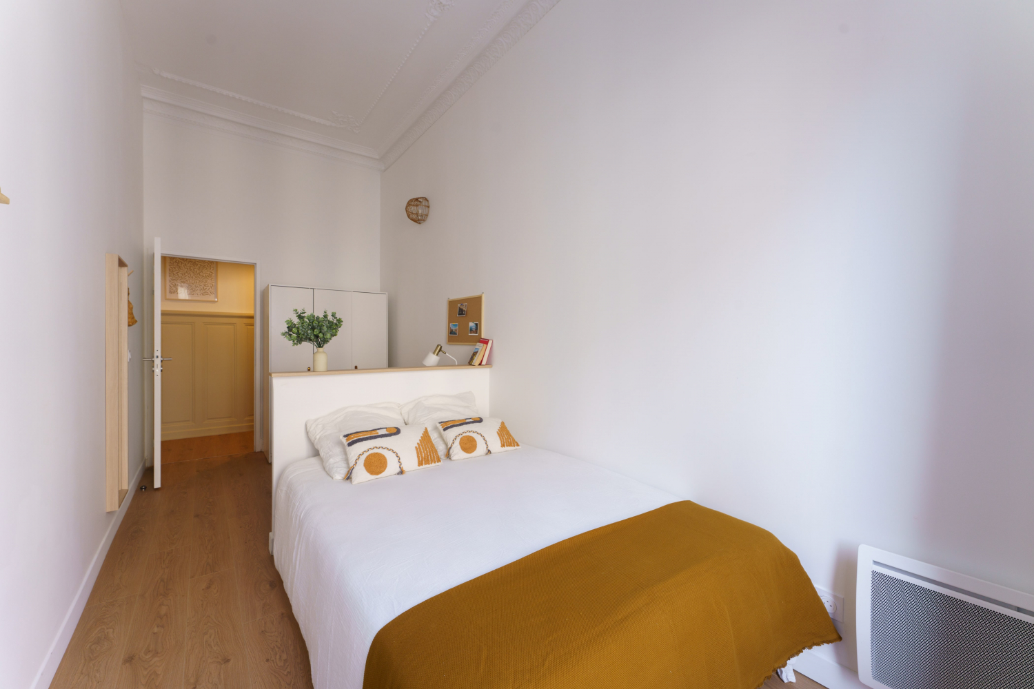 Chambre claire et meublée en coliving à Marseille
