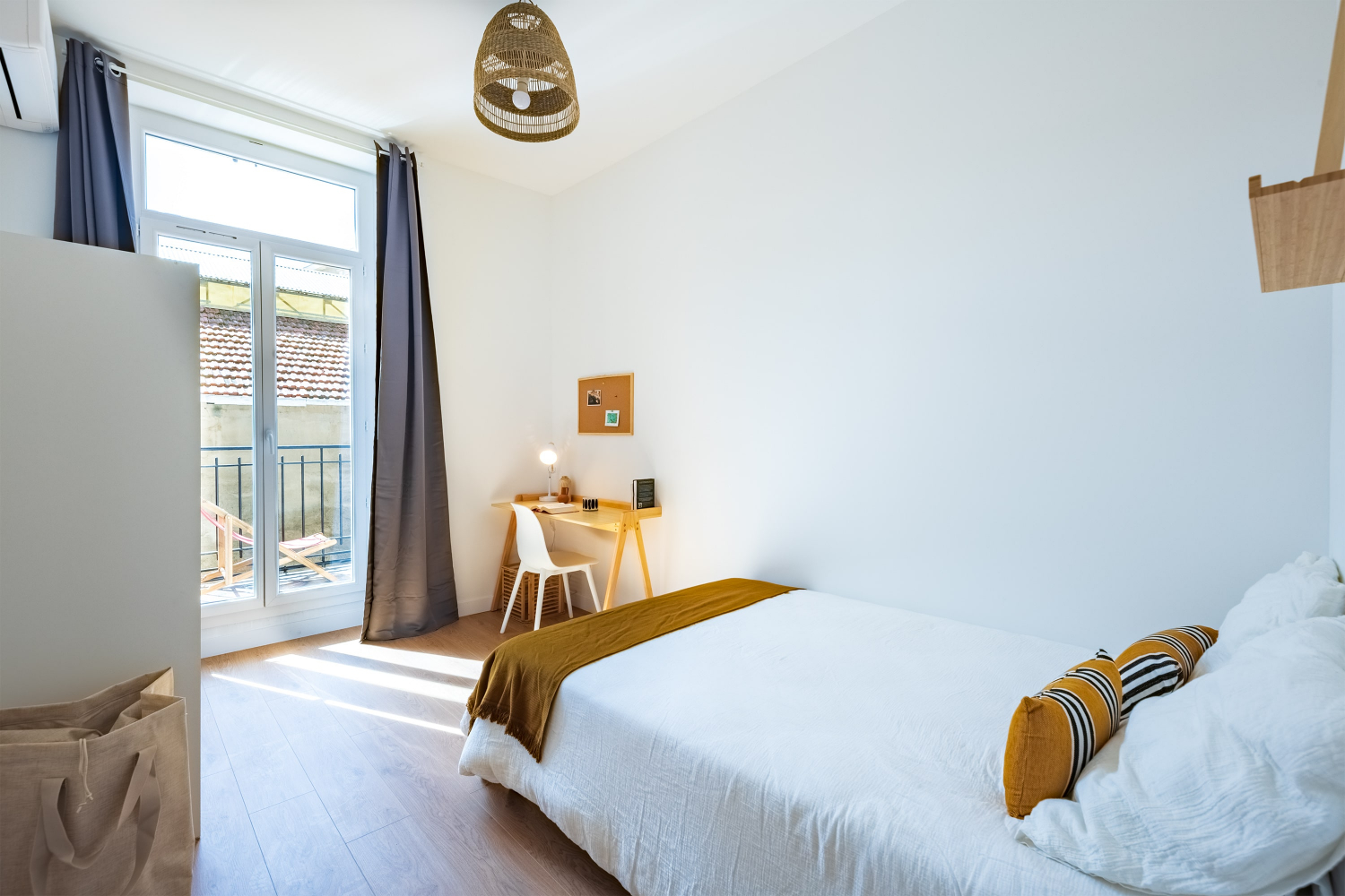 Chambre avec rangements en colocation à Marseille