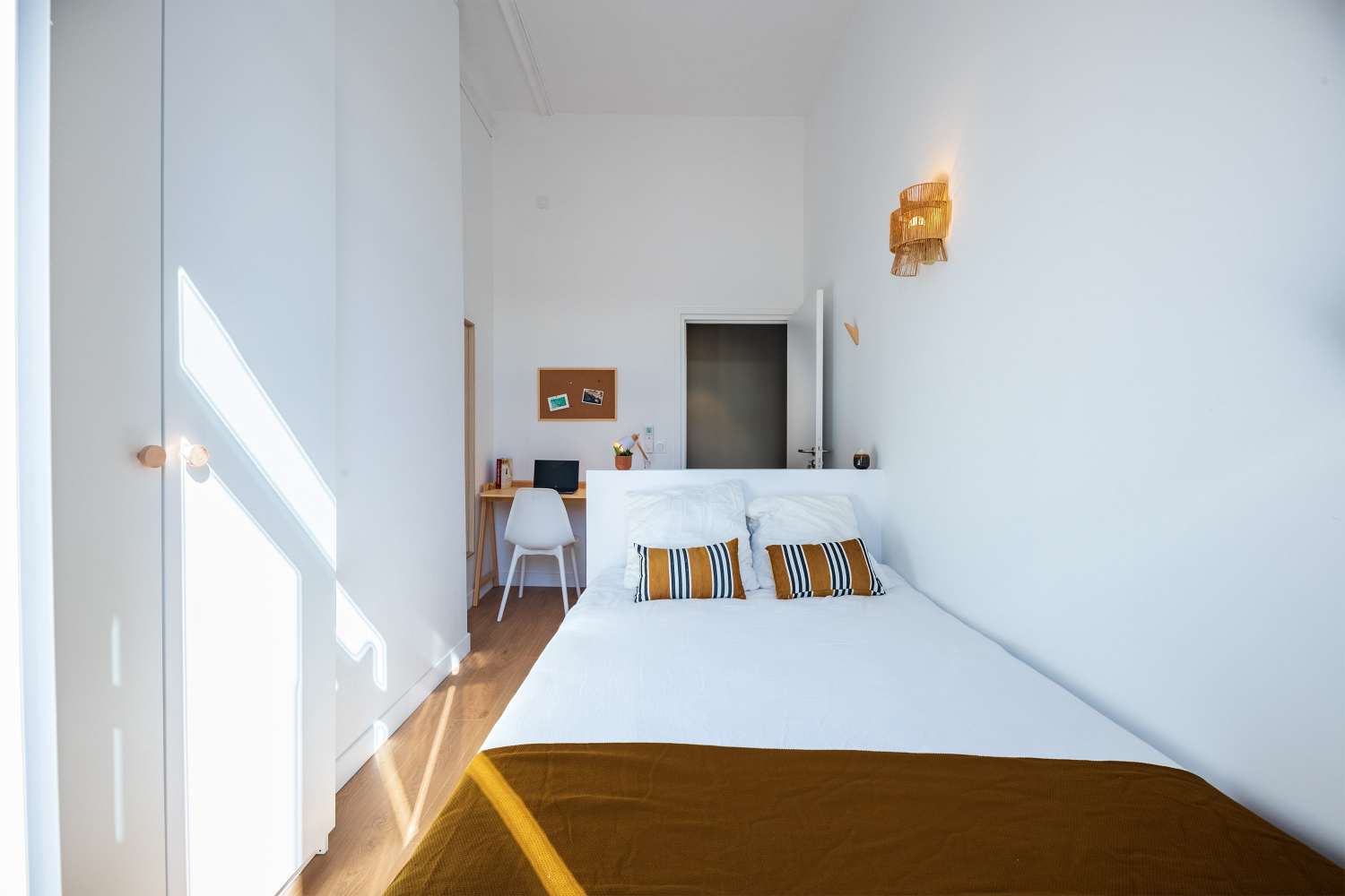 Chambre claire avec un lit double en colocation à Marseille