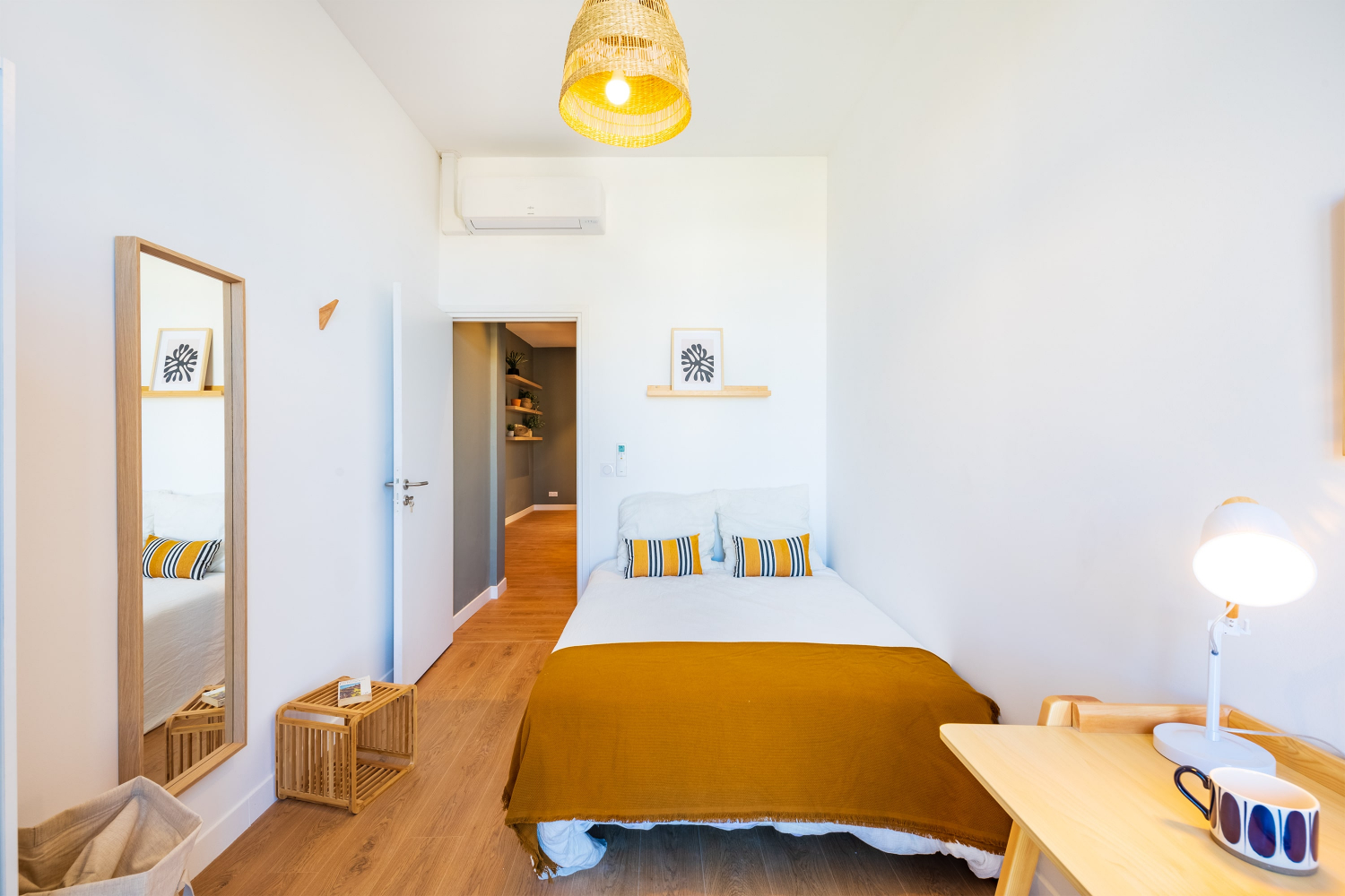 Chambre design avec un lit double en coliving à Marseille