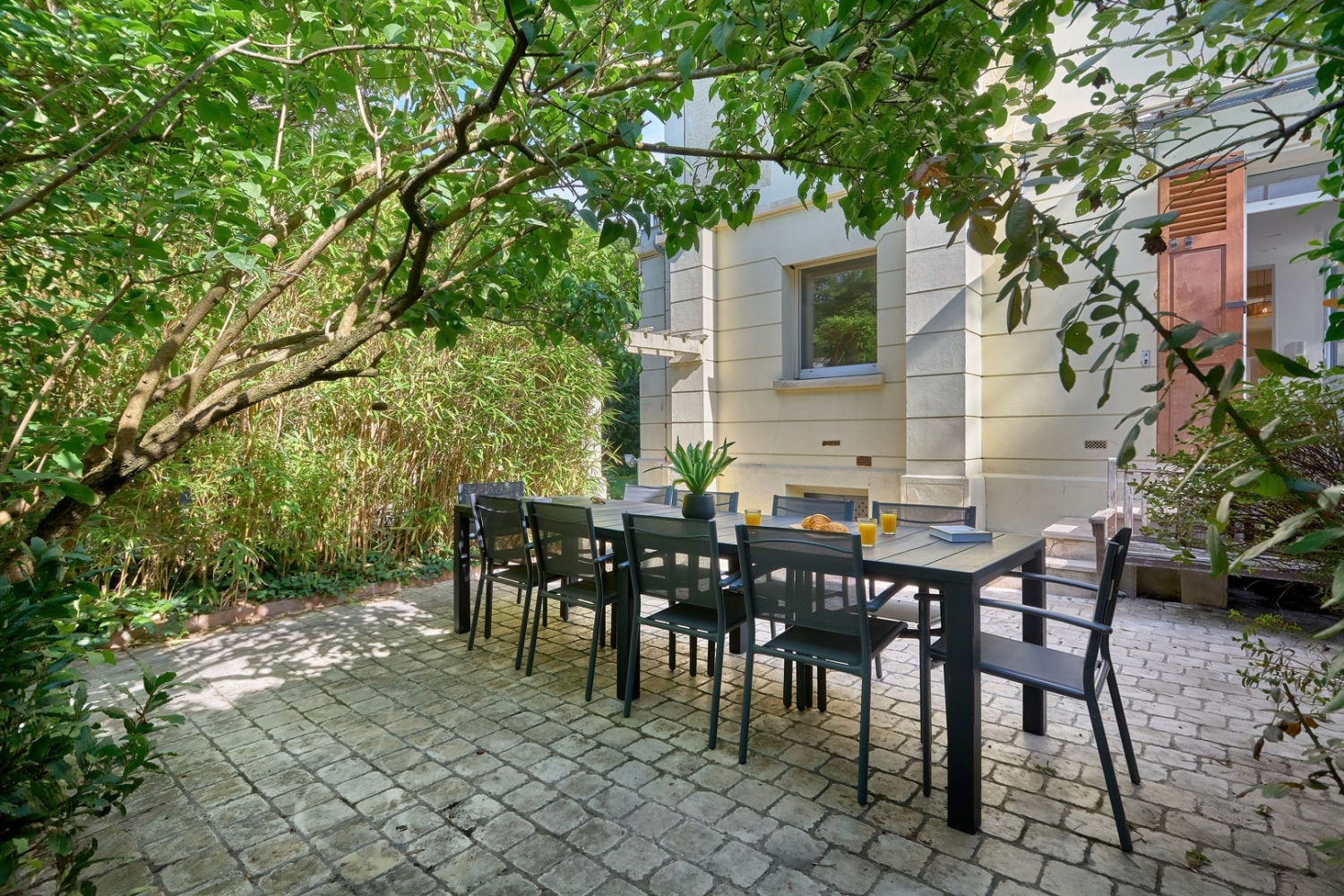 Large table sur la terrasse pour manger entre colocs à Paris