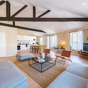 Salon design en coliving à Marseille