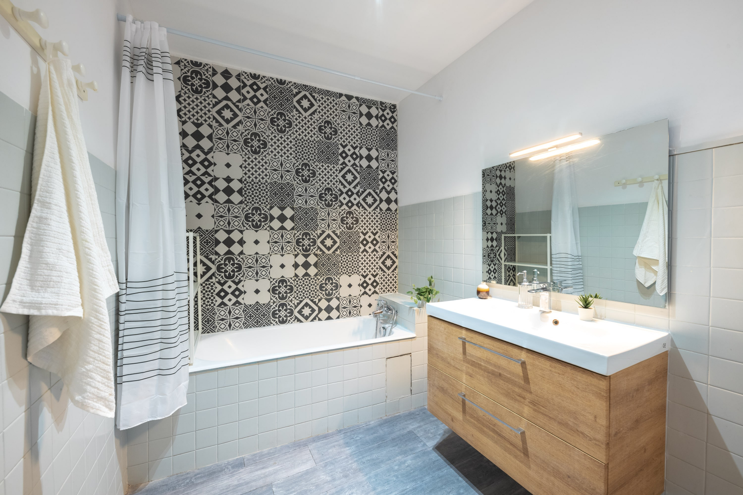 Salle de bain fonctionnelle en coliving à Marseille