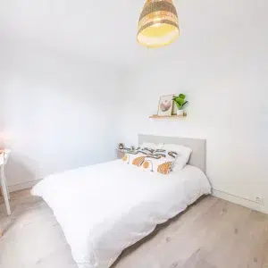 Chambre décorée avec goût en colocation à Lyon