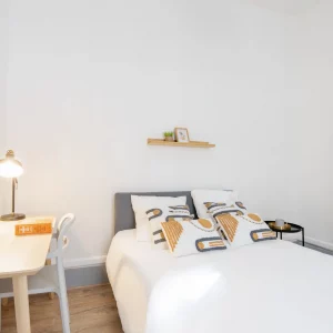 Chambre claire avec un lit double en colocation à Montpellier